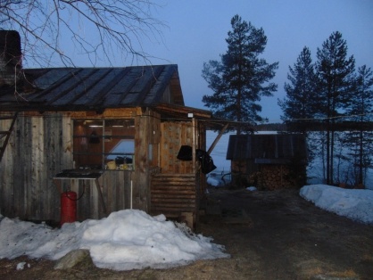В лесном домике на озере в Карелии пенсионер воткнул нож в шею товарищу