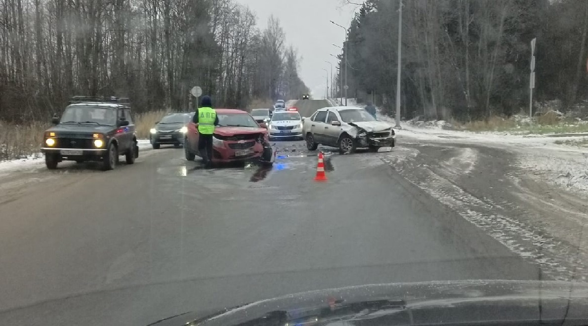 Водитель пострадал в результате столкновения двух легковушек на окраине Петрозаводска