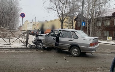 «Лада» снесла ограждение у моста после ДТП в центре Петрозаводска (ВИДЕО)