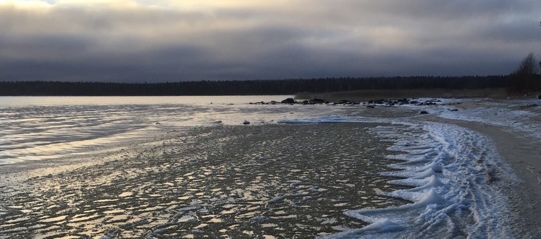Ноябрь разметал лед по озеру (ФОТОФАКТ)