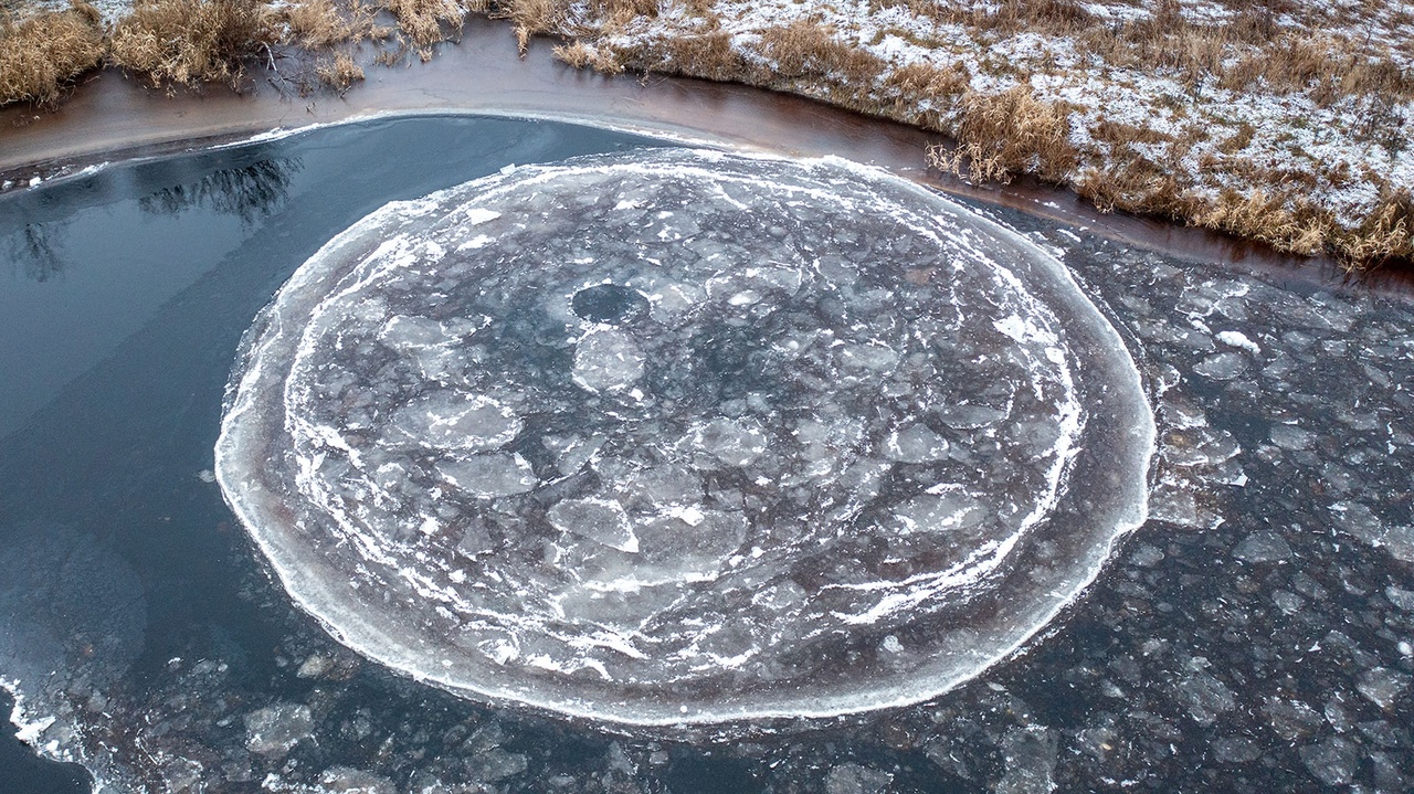 Метеорологи объяснили, откуда появилась ледяная тарелка на реке в Карелии