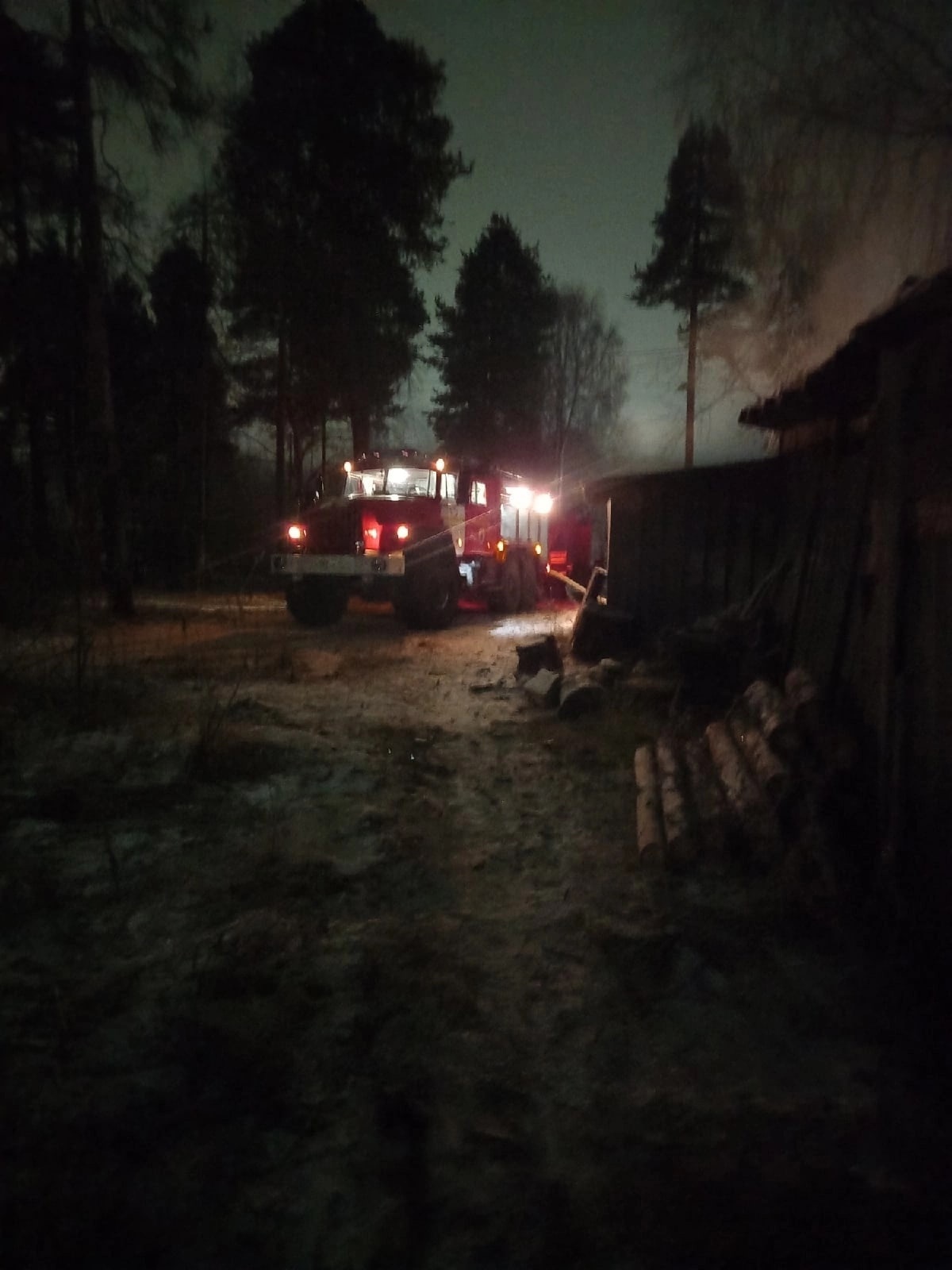 Из горящего дома на севере Карелии спасли двух человек