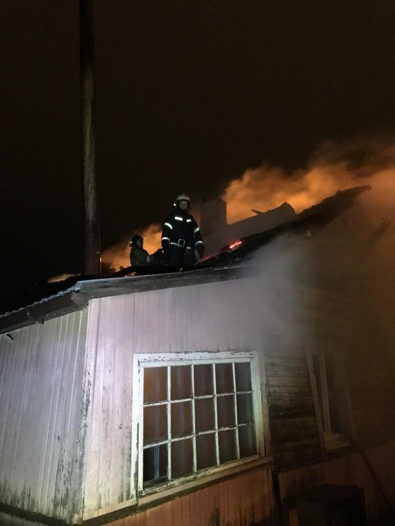Появились фото и видео с места смертельного пожара в районе Карелии