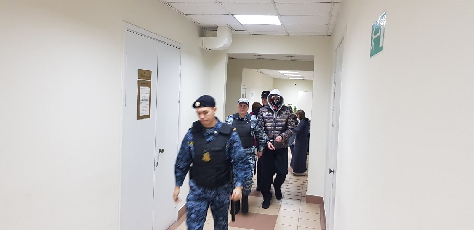 Экс-спикер горсовета Петрозаводска Геннадий Боднарчук пришел в суд в необычном образе (ФОТОФАКТ)