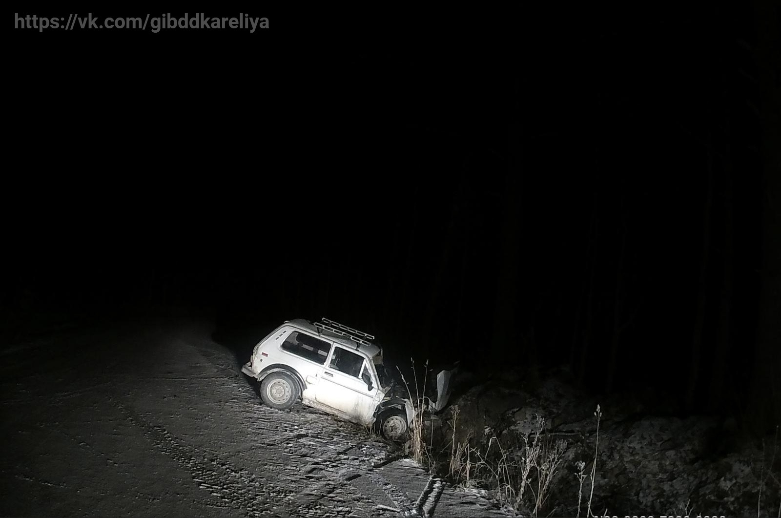 Неизвестный водитель в районе Карелии отправил автомобиль в кювет, а двух пассажиров в больницу