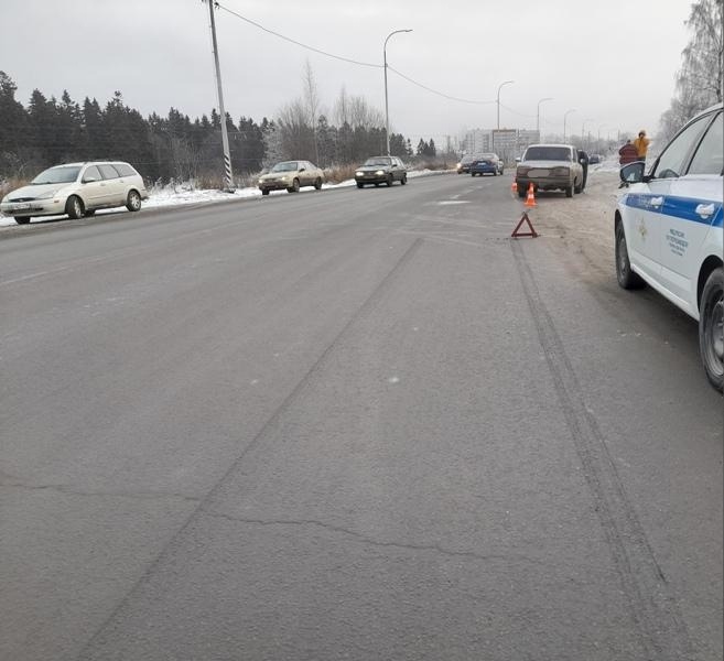 В Петрозаводске автомобиль сбил пешехода, переходившего дорогу в неположенном месте (ФОТО)