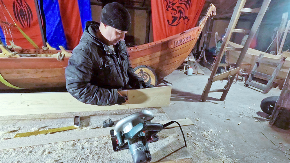 Умельцы строят в Карелии 9-метровую лодью по старинным чертежам