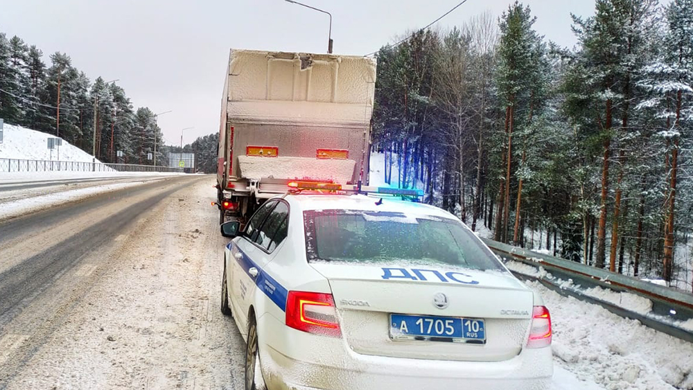Опасное нарушение совершил на дороге в Карелии водитель грузовика