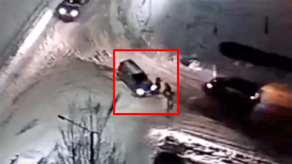 Появилось видео, как автомобиль сбил 70-летнюю женщину на пешеходном переходе в Петрозаводске