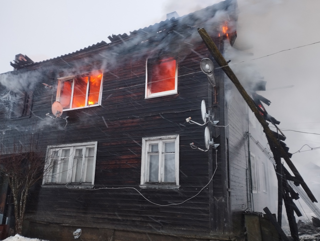 Пожарные эвакуировали 11 человек из горящего дома на юге Карелии (ФОТО и ВИДЕО)