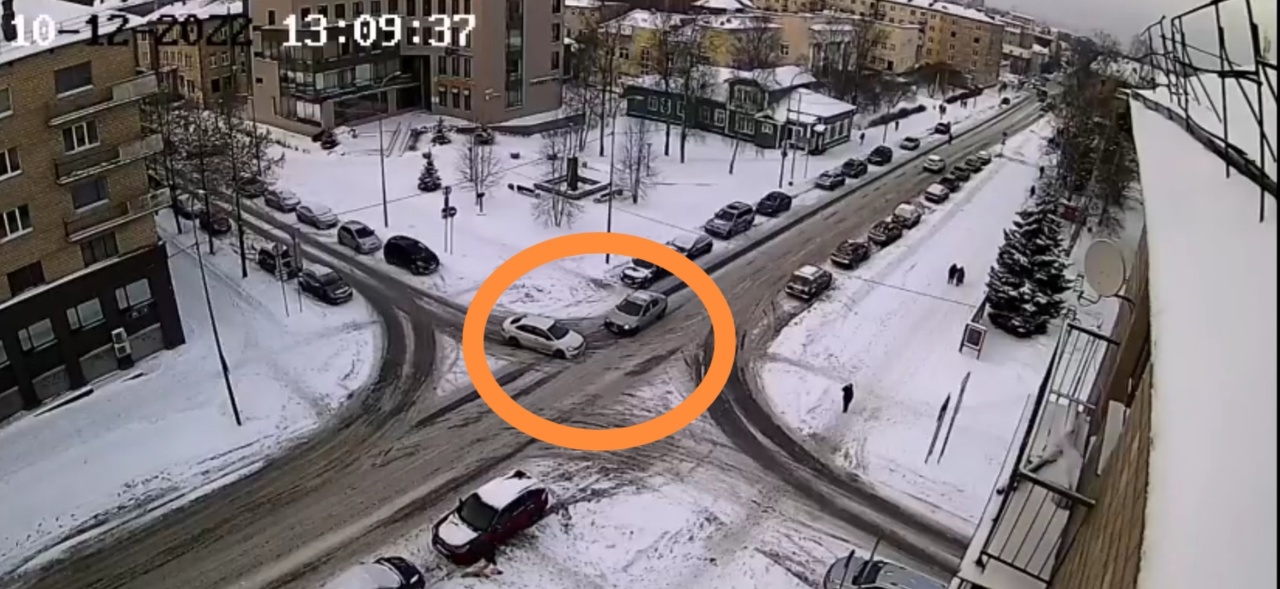 Два автомобиля не поделили перекресток в центре Петрозаводска (ВИДЕО)