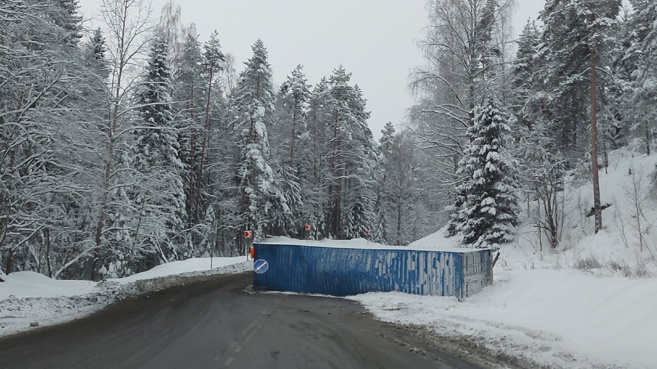 Прицеп от фуры перекрыл дорогу на опасном участке в Приладожье Карелии