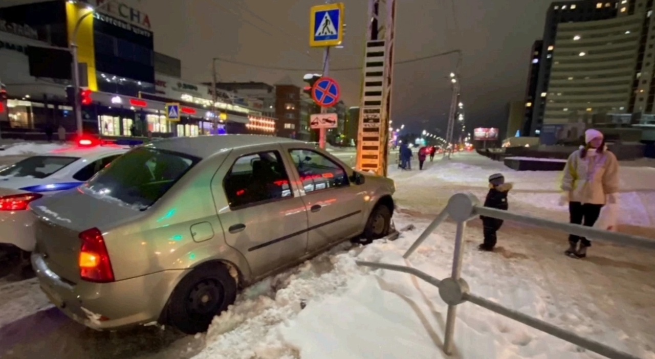 Автомобиль снес ограждение после ДТП на перекрестке в Петрозаводске (ВИДЕО)