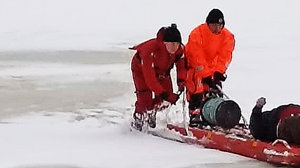 На юге Карелии рыбак утонул, провалившись под лед (ФОТО)