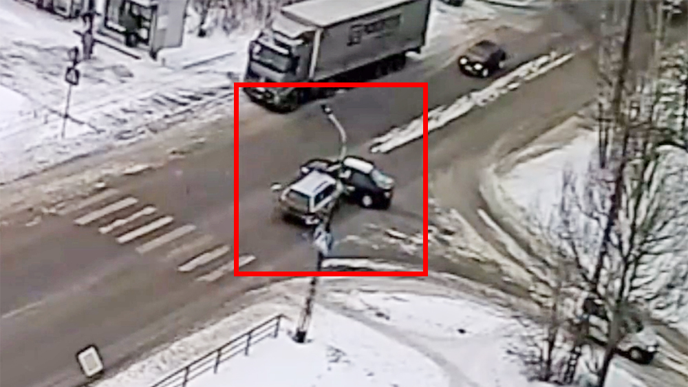 В ДТП на перекрестке в Петрозаводске пострадала 73-летняя женщина-водитель (ВИДЕО)