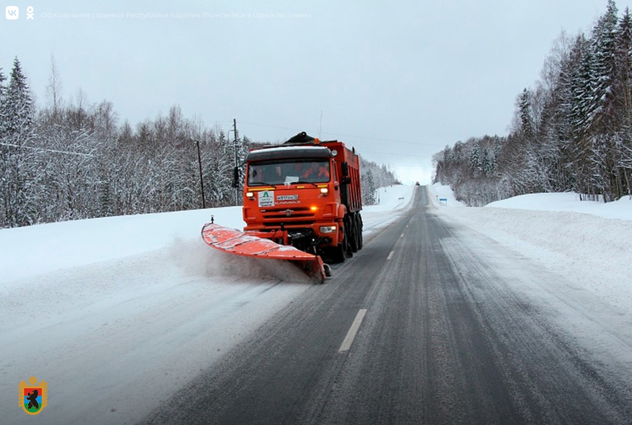Стало известно, сколько единиц техники ежедневно убирают снег на дорогах Карелии
