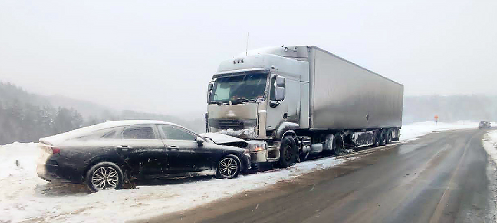 В Карелии легковой автомобиль на «встречке» врезался в грузовик