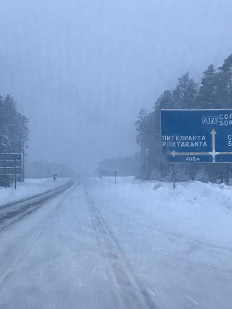 «Дороги не видно»: в Карелии водители предупреждают о метели на трассе в Сортавале (ФОТОФАКТ)