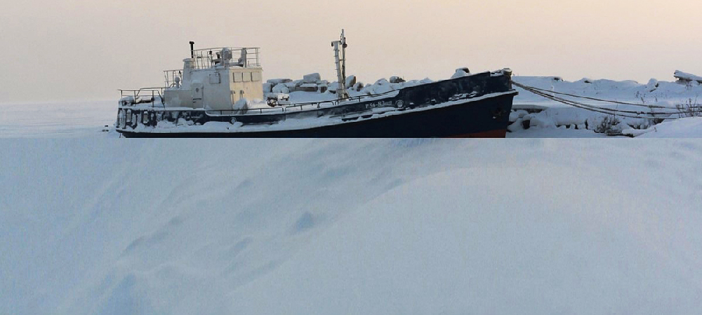 Корабль разрушит молодой лед у набережной Онежского озера в Петрозаводске