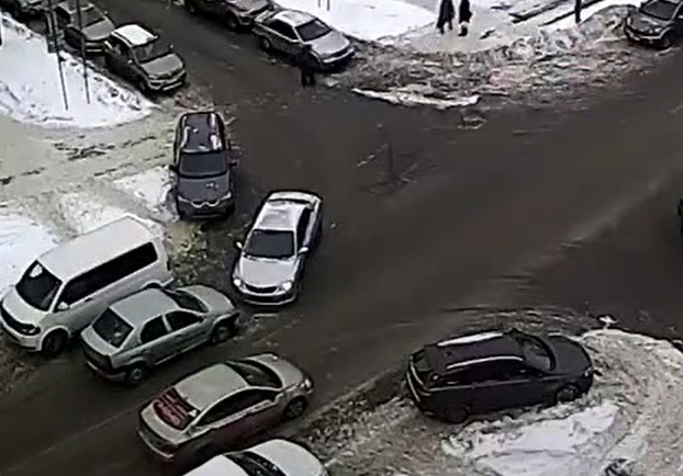 Две легковушки в лобовую столкнулись в центре Петрозаводска (ВИДЕО)