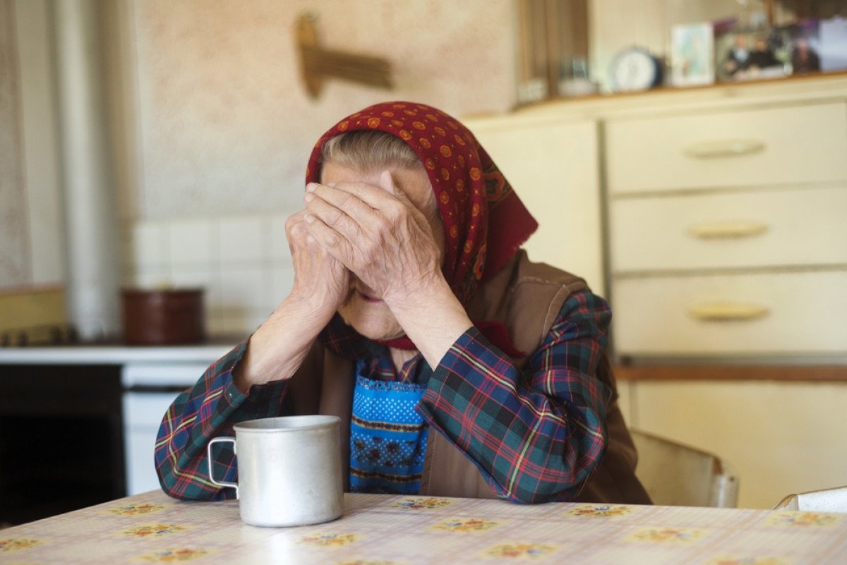 Голодный житель поселка Карелии оставил 80-летнюю бабушку без конфет
