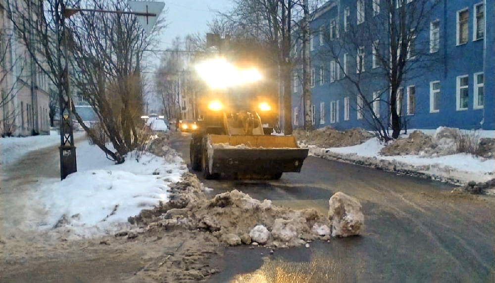 Подрядчик убирает улицы Петрозаводска круглосуточно в оттепель