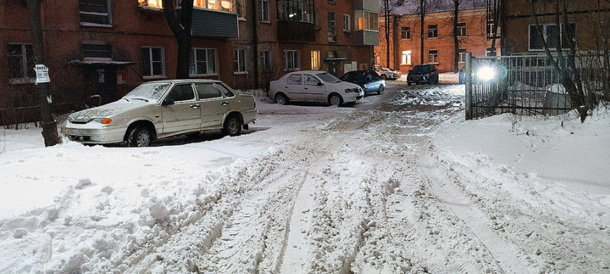 «Самозахват» очищенных от снега парковочных мест вызвал споры среди водителей в Петрозаводске