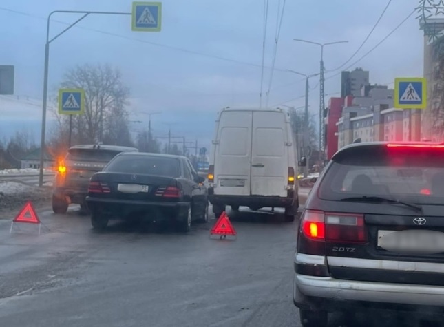 Две дорогие иномарки и фургон столкнулись перед «зеброй» в Петрозаводске (ВИДЕО)