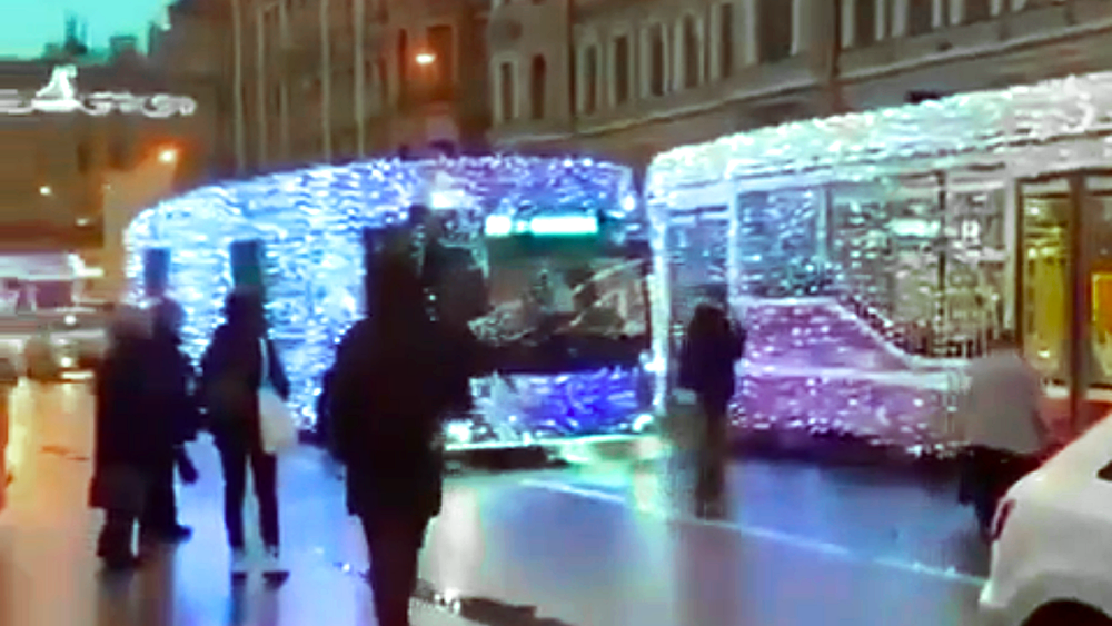 По Петербургу ездят автобусы и трамваи в гирляндах и дарят новогоднее настроение (ВИДЕО)