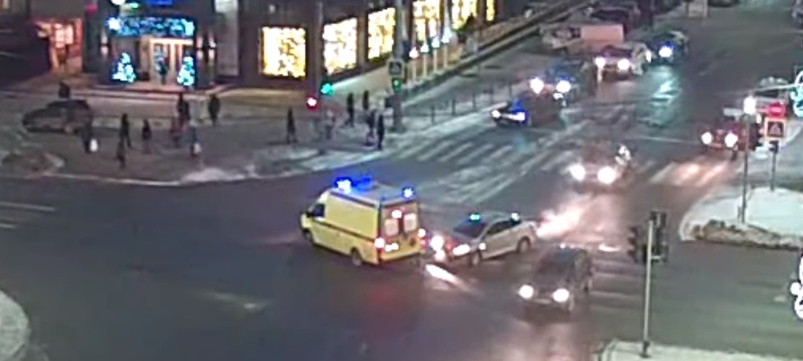Легковой автомобиль протаранил «скорую» в центре Петрозаводска (ВИДЕО)