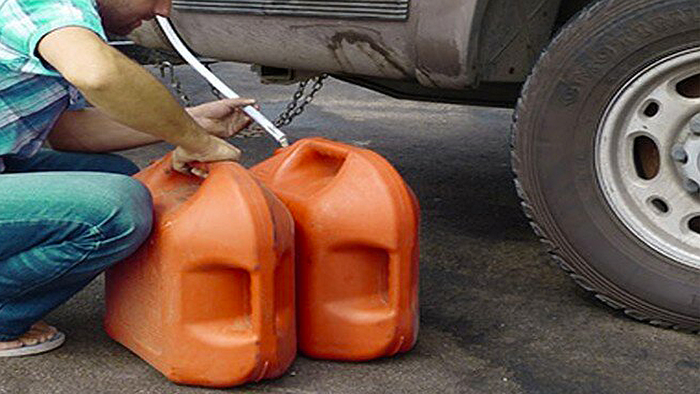 В Карелии юноше грозит до двух лет лишения свободы за кражу 29 литров бензина