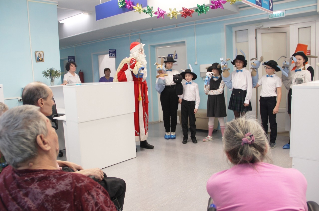 Детский театр кукол поздравил тяжело больных жителей Карелии с Новым годом