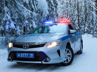 В Карелии полицейские помогли семье, застрявшей на трассе из-за поломки автомобиля, добраться домой