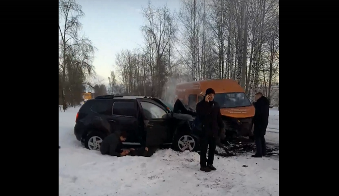 Лобовое столкновение двух автомобилей произошло в Карелии, есть пострадавшие (ВИДЕО)