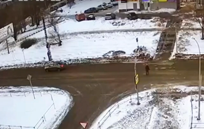 Женщину сбила машина на пешеходном переходе в Петрозаводске (ВИДЕО)