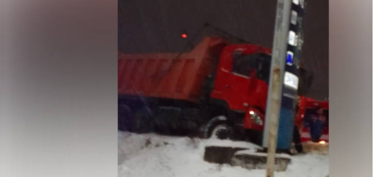 «Вся переломана»: пьяный водитель самосвала сбил девушку на тротуаре в Петрозаводске
