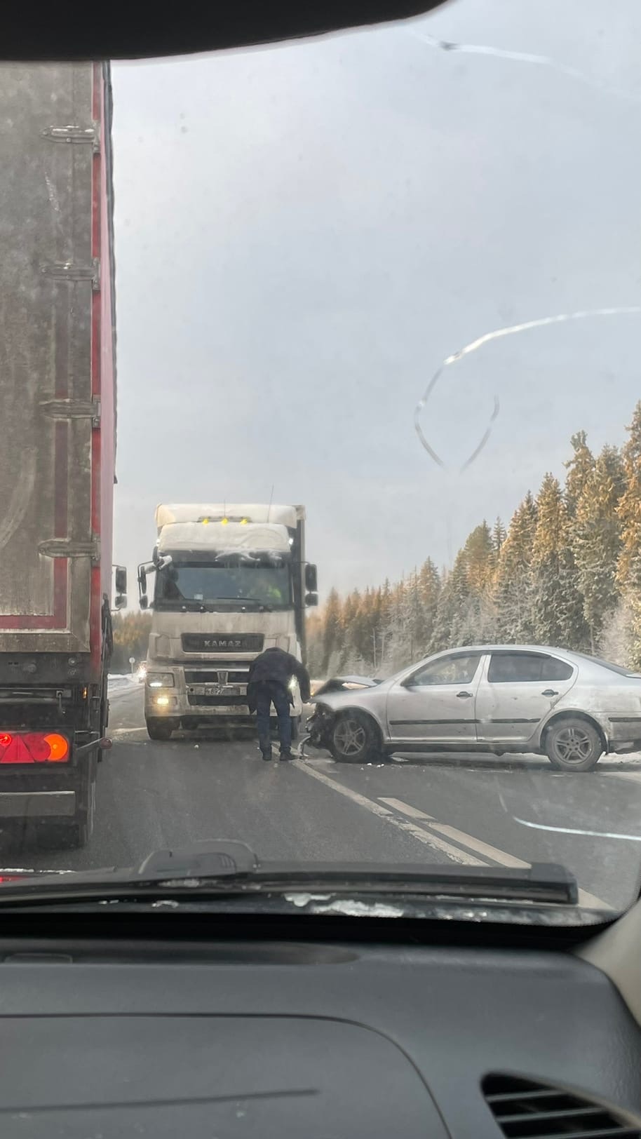 Дорожная авария собрала пробку на границе двух районов Карелии