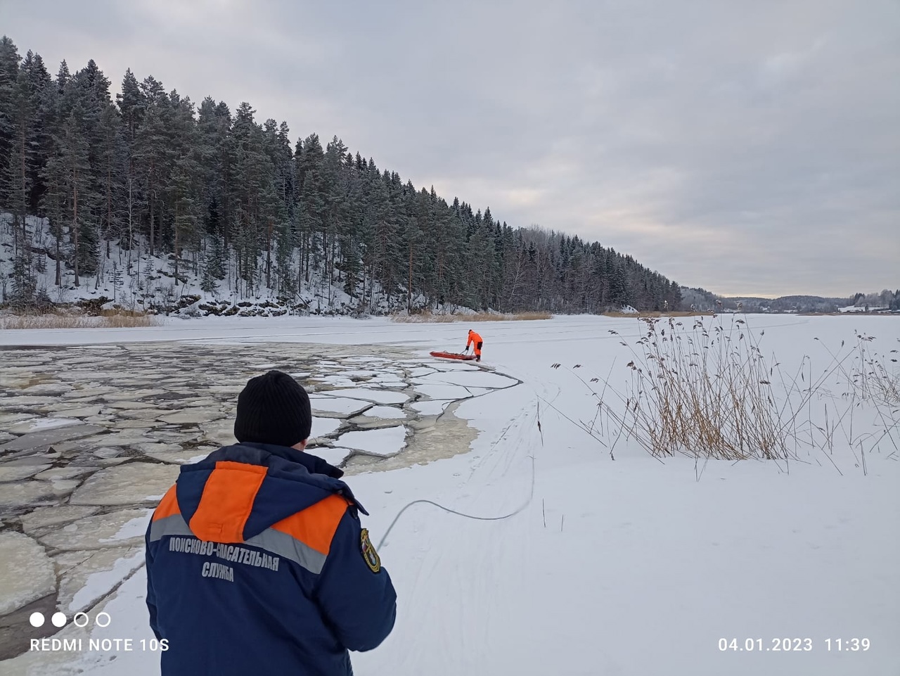 Обнаружено тело провалившегося под лед водителя снегохода в Карелии