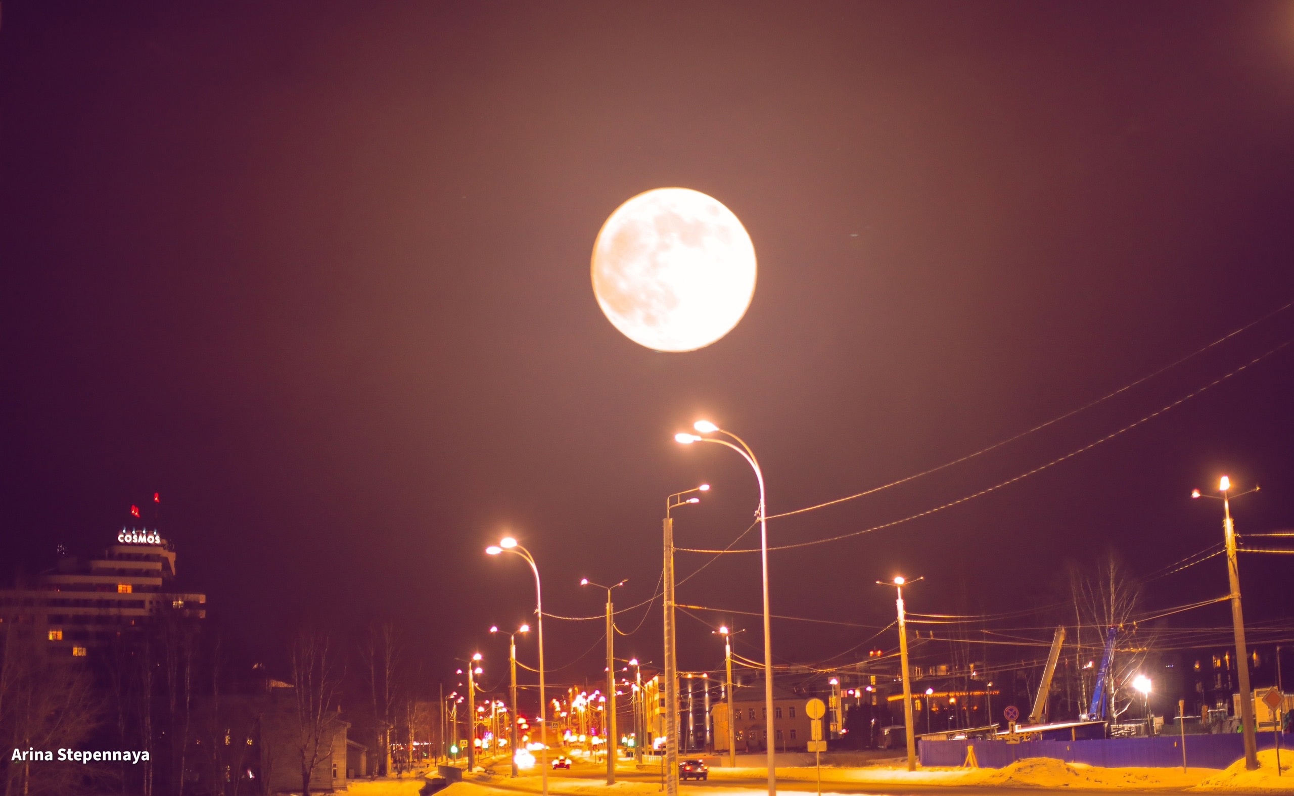 Полная луна поднялась над Петрозаводском в рождественскую ночь (ФОТО)