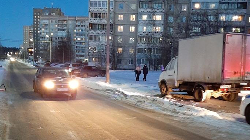 Автомобиль сбил мужчину на оживленном шоссе в Петрозаводске