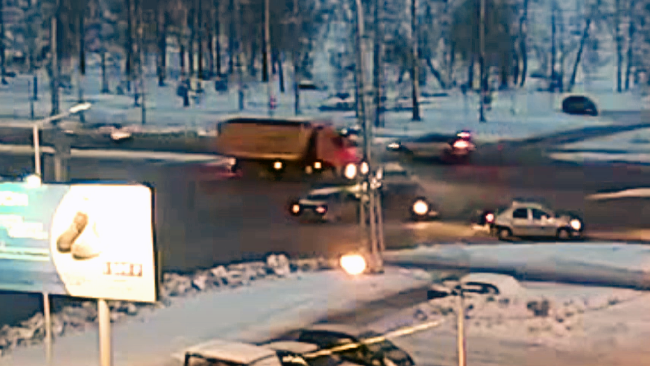 ДТП с тремя автомобилями произошло на перекрестке в Петрозаводске (ВИДЕО)