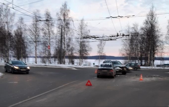 Два человека пострадали в групповом ДТП на перекрестке в Петрозаводске