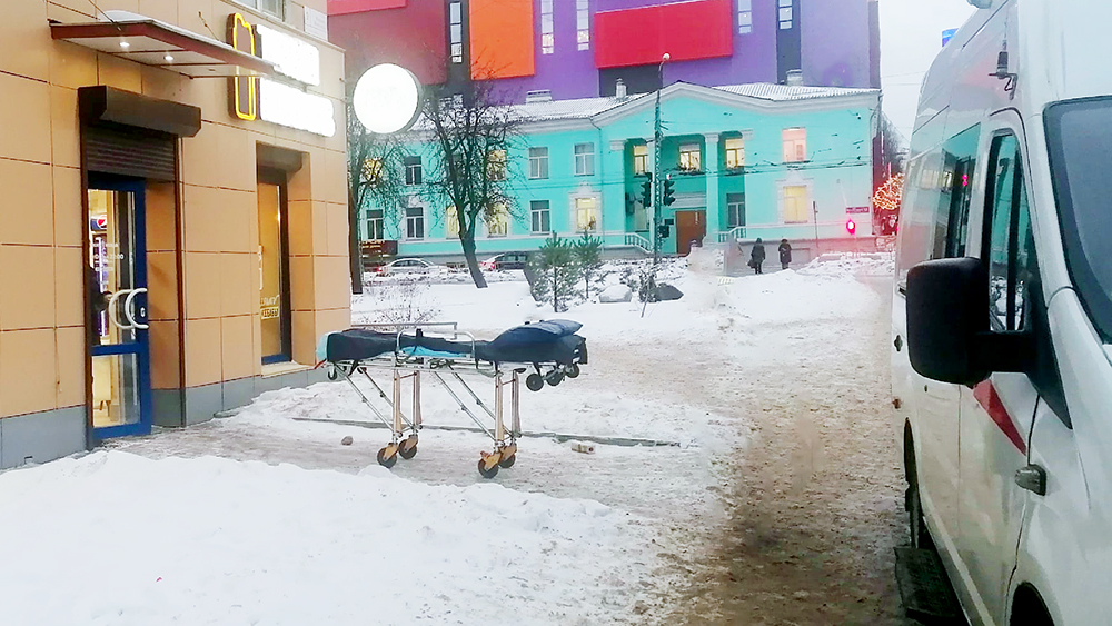 Пьяный посетитель бара в Петрозаводске обматерил врачей, приехавших его спасать
