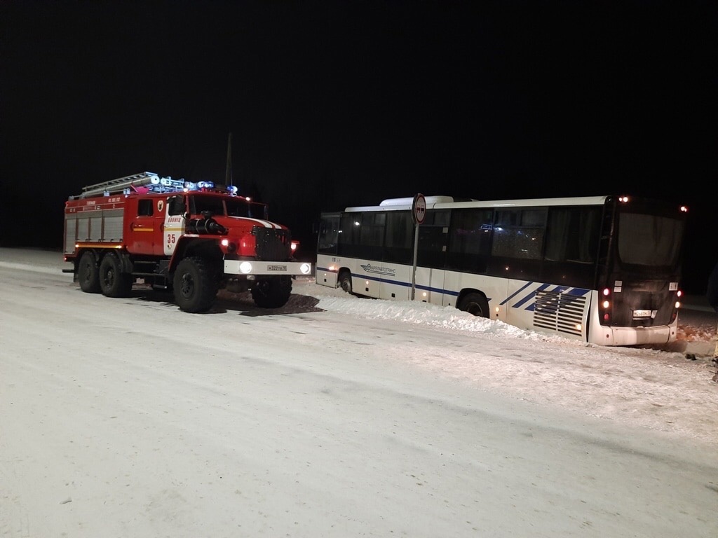 Автобус с пассажирами опрокинулся в кювет на трассе в Карелии