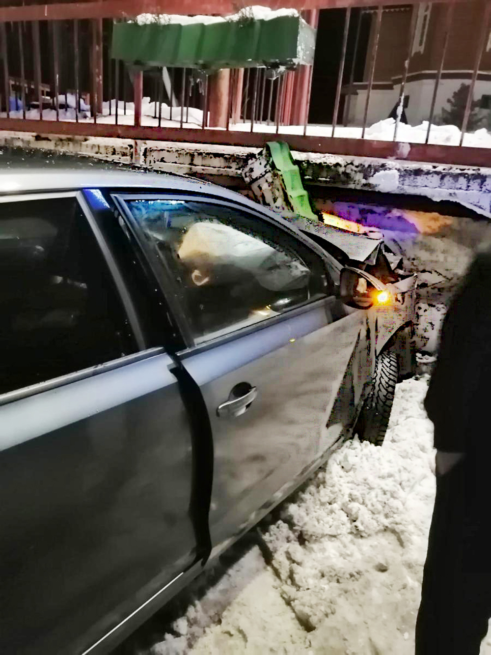 В Карелии автомобиль протаранил бетонное ограждение — пострадала юная девушка (ФОТО)