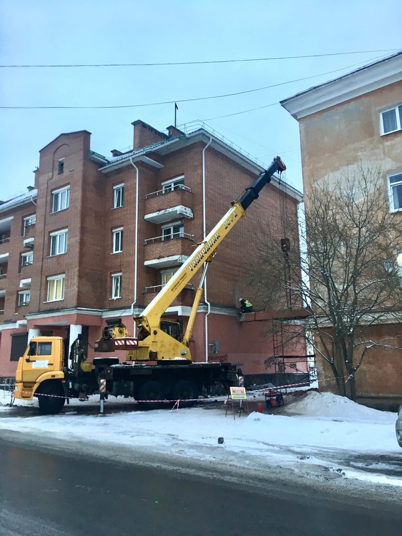 ЦБК и Училище олимпийского резерва в Карелии заставили снести арку, угрожавшую дому разрушением