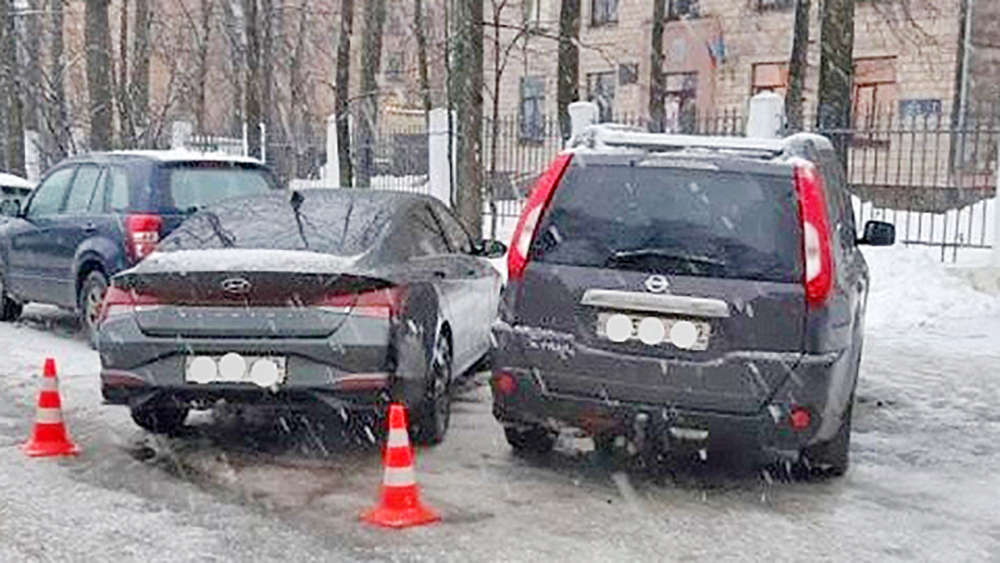 Иномарка в Петрозаводске зажала женщину, выходившую из машины