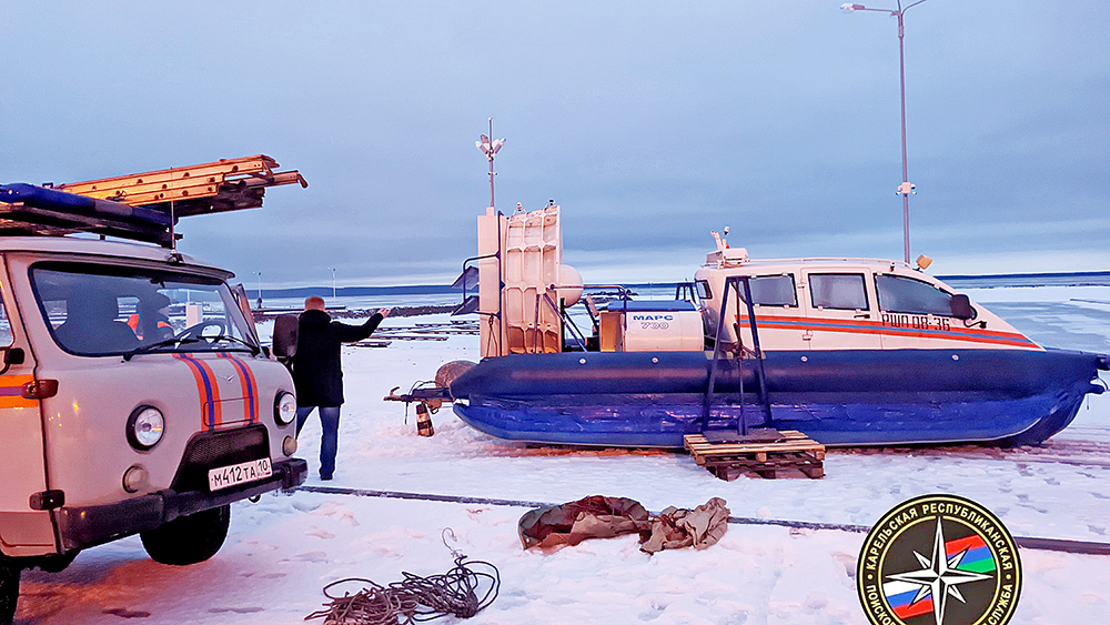 Спасатели на вертолете пришли на помощь рыбакам на оторвавшейся льдине в Онежском озере