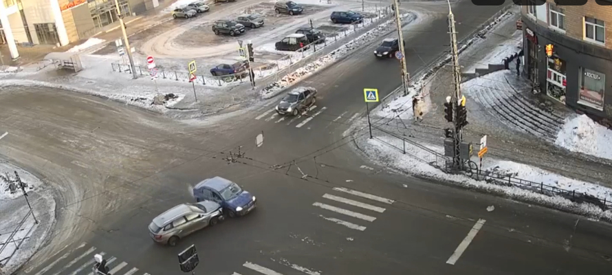 Водители в Петрозаводске продолжают биться на перекрестке с измененным движением (ВИДЕО)