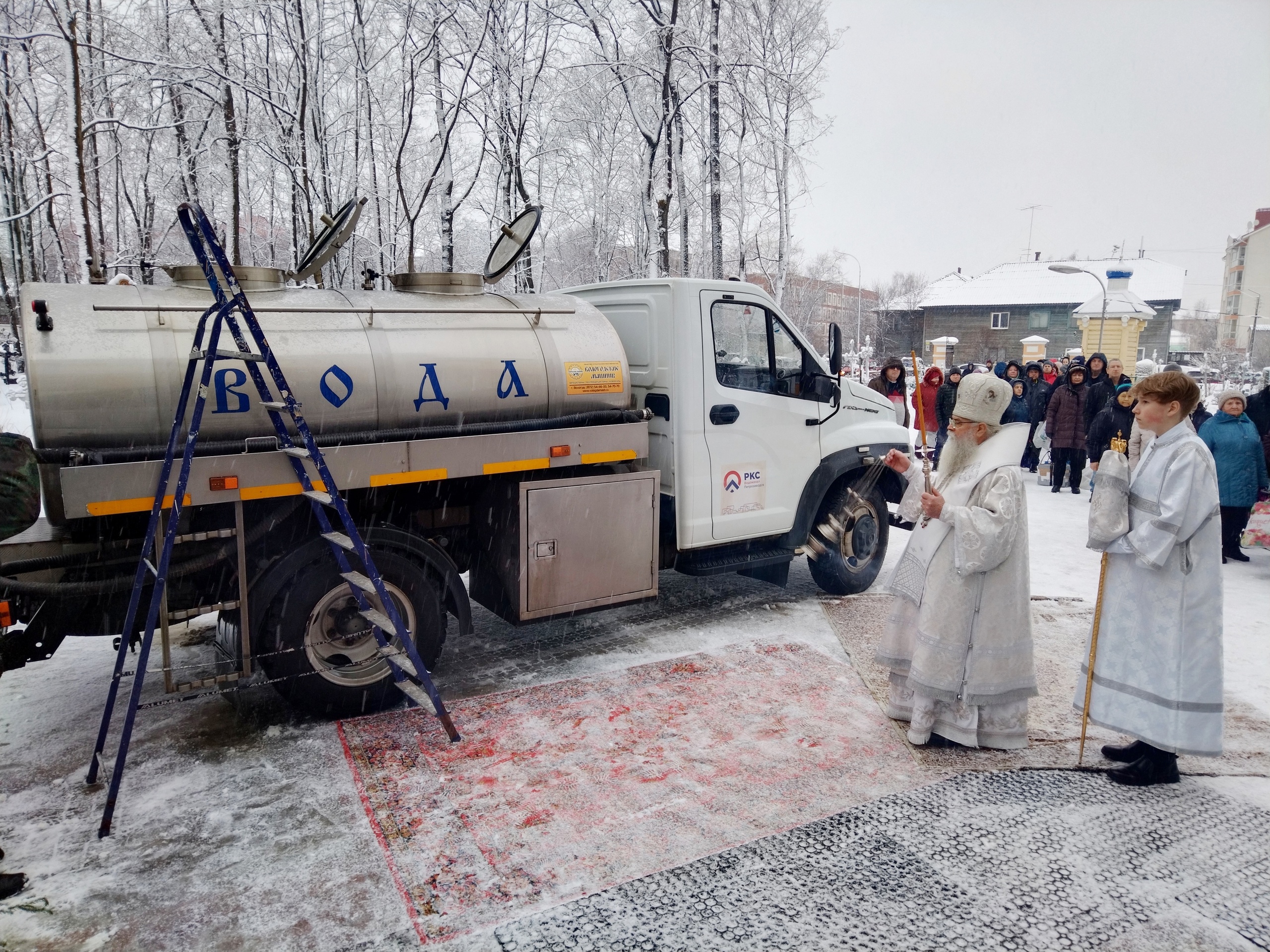 В храмах Петрозаводска продолжают раздавать святую воду